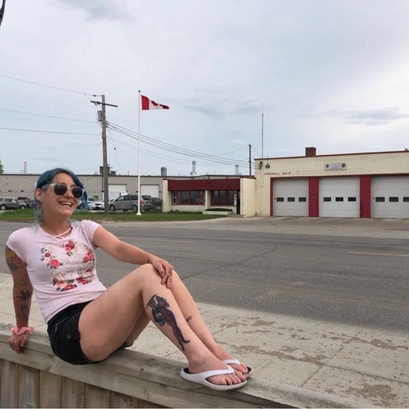 Meet your Posher, Alisabeth - Picture 2 of 3